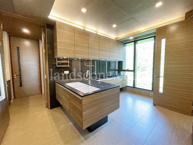 7 South Bay Close