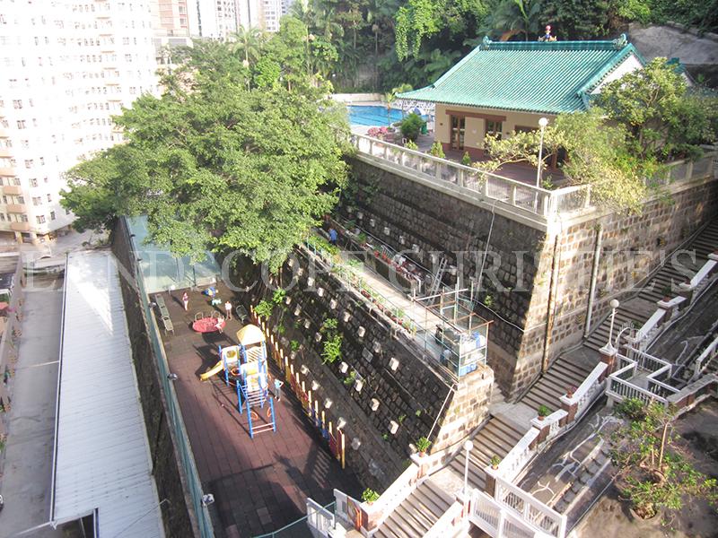 London Court - Realty Garden